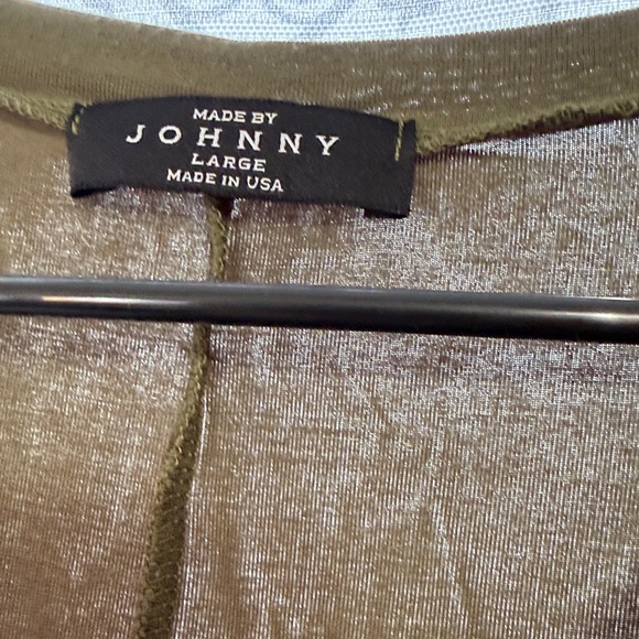 Elegant V-Neck Short Sleeve Top in Dark Green - Picture 3 of 4